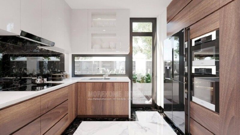 Không giống như ý tưởng trang trí phòng bếp biệt thự thông thường, bạn có thể tách rời tủ bếp mà vẫn đảm bảo công năng, thẩm mỹ, một bên tủ bếp phụ trách nhiệm vụ nấu nướng, bên còn lại để các đồ như tủ lạnh, lò vi sóng, lò nướng,…